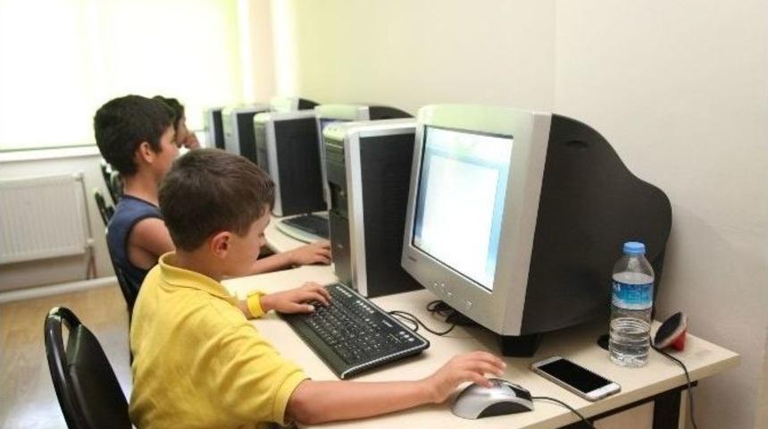 Emek Gen&ccedil;lik Merkezi&rsquo;nden &Ccedil;ocuklar İ&ccedil;in Temel Bilgisayar Kursu