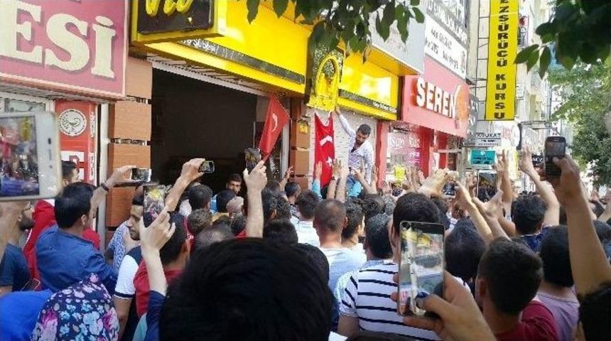 Fet&ouml;&rsquo;n&uuml;n Kitap&ccedil;ısı Yağmalandı