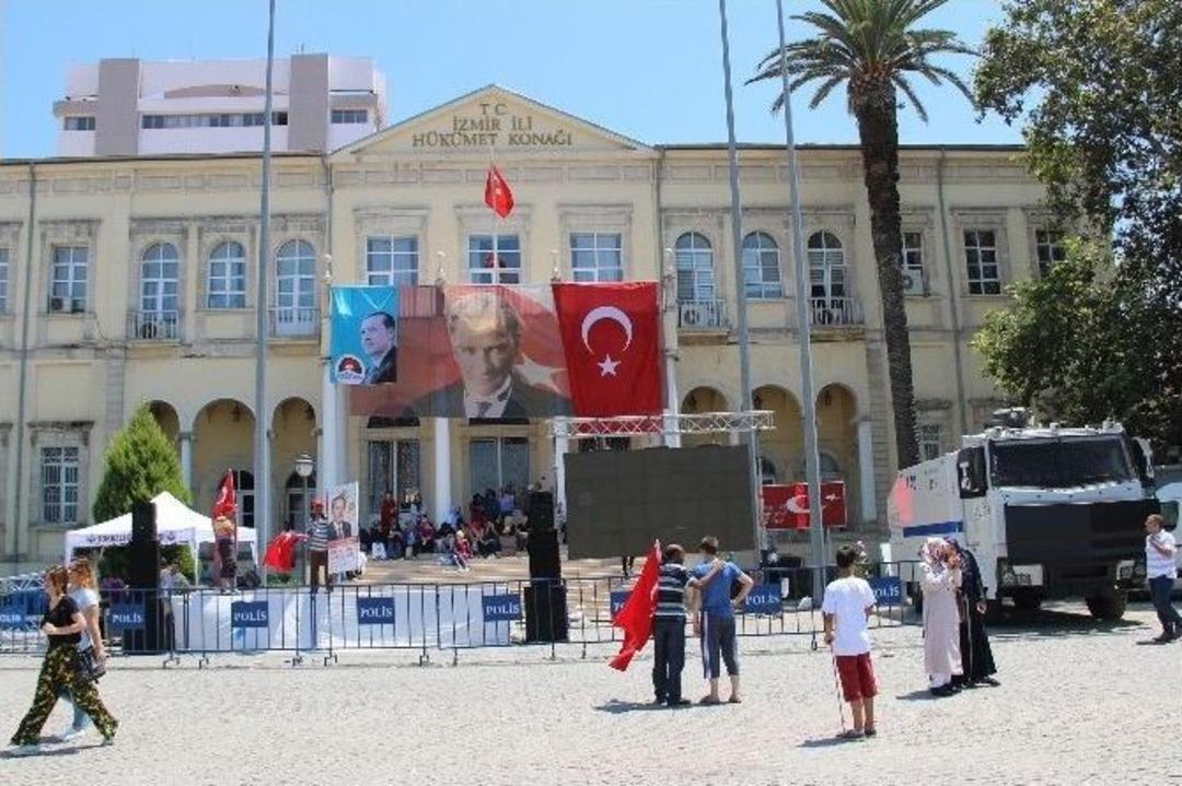 İzmir, T&uuml;rk Bayrağı Ve Erdoğan Posterleriyle Donatıldı