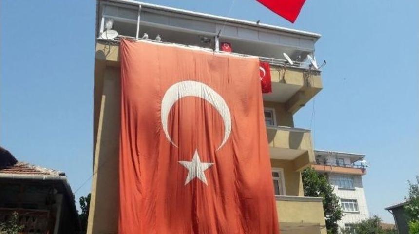 Darbeciler Tarafından Şehit Edilen Polisin Darıca&rsquo;daki Evine Ateş D&uuml;şt&uuml;