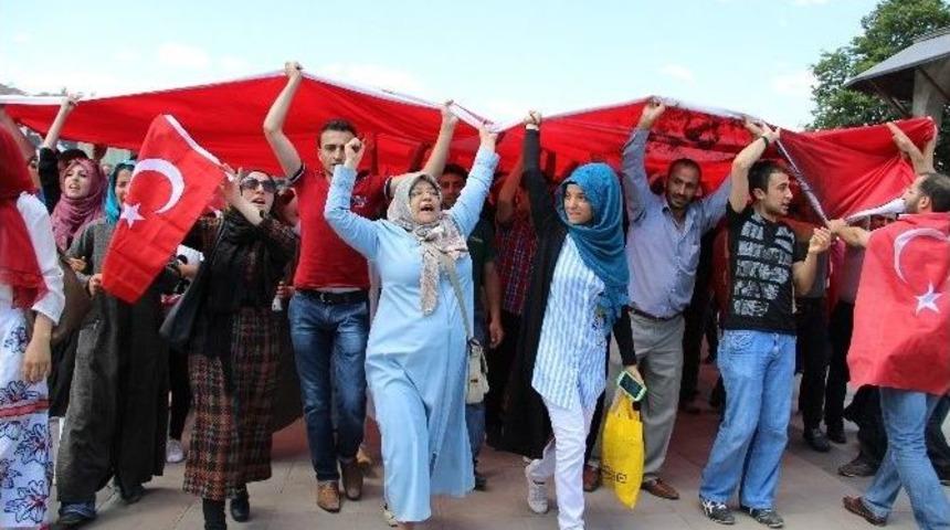 Erzurumlular Meydanları Boşaltmıyor