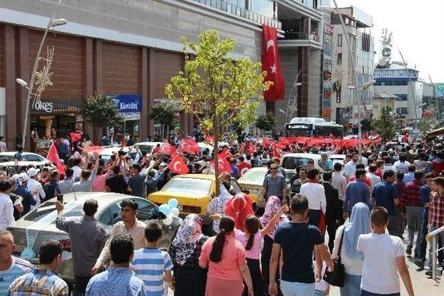 Erzurumlular Meydanları Boşaltmıyor