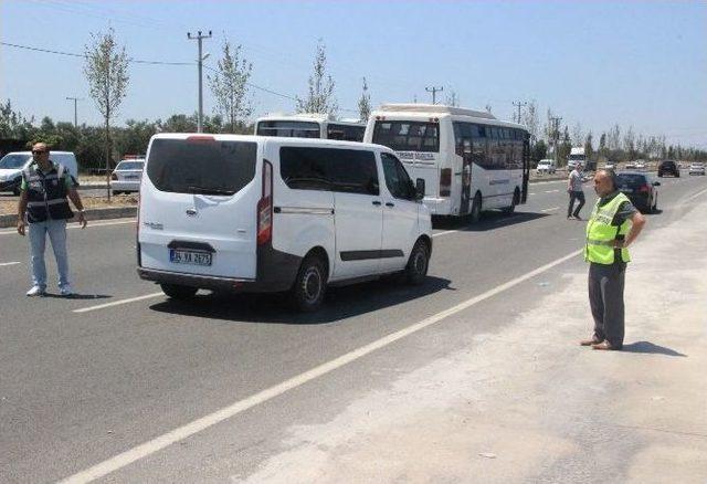 Darbe Girişiminde Bulunmak İsteyenlerin Hareketini Kısıtlamak İçin Polis Yola Otobüslü Barikat Kurdu
