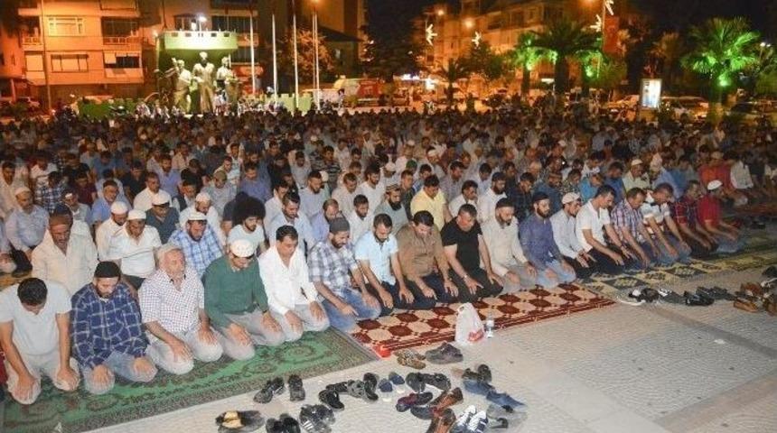 Turgutlu&rsquo;da Sabah Namazı 50. Yıl Meydanı&rsquo;nda Kılındı
