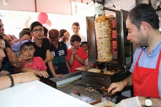 Yozgat’ta Darbe Girişiminin Başarısız Olması Dolayısıyla Bir Esnaf Ücretsiz Tavuk Döner Dağıttı