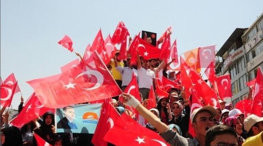 Vanlılar Meydanlardan Ayrılmıyor