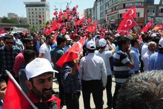 Vanlılar Meydanlardan Ayrılmıyor