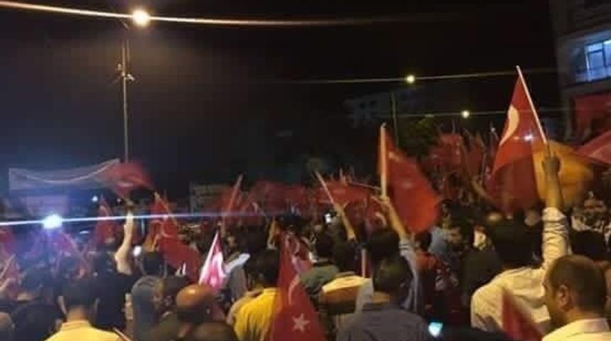 Gevaş&rsquo;ta Darbe Girişimine B&uuml;y&uuml;k Tepki