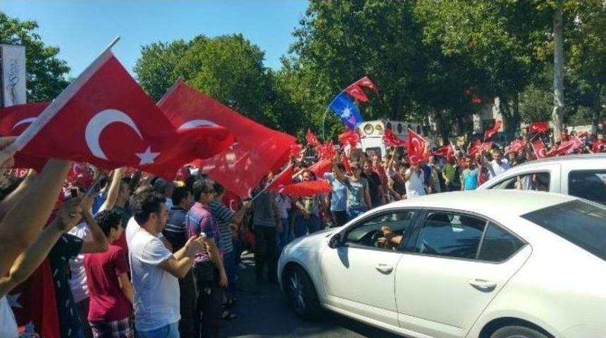 T&uuml;rk Bayraklarıyla Vatan Caddesi&rsquo;ne Akın Ettiler