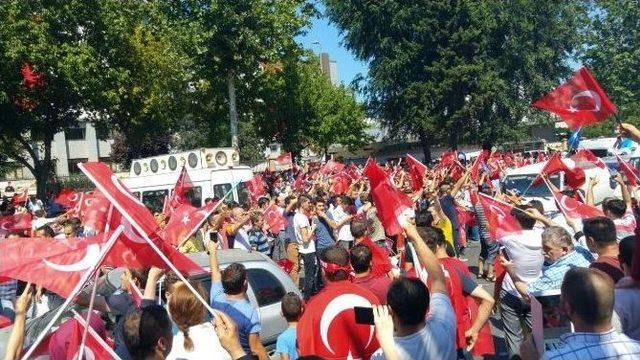 Türk Bayraklarıyla Vatan Caddesi’ne Akın Ettiler