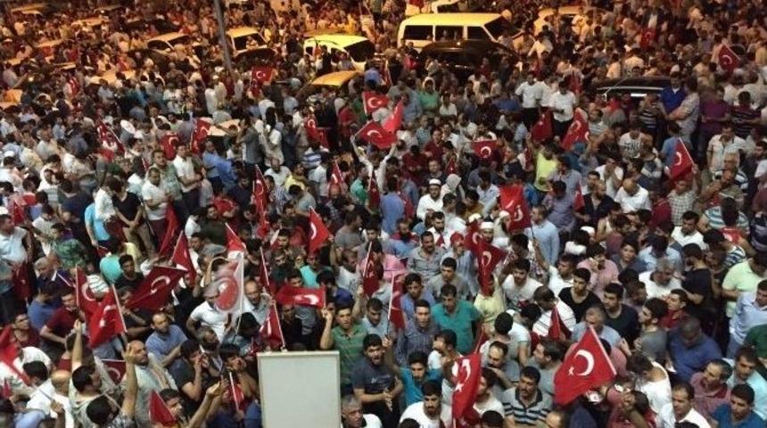 Darbe Girişimine Tepkiler S&uuml;r&uuml;yor
