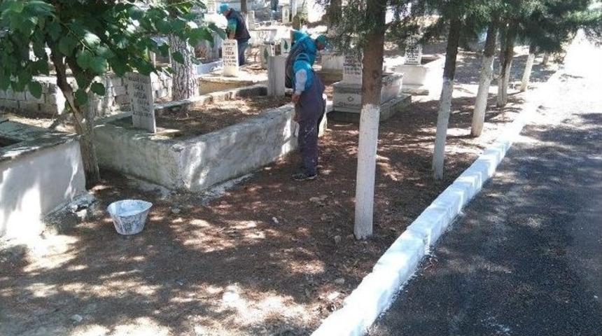 K&ouml;pr&uuml;başı Mezarlıkları Temizleniyor