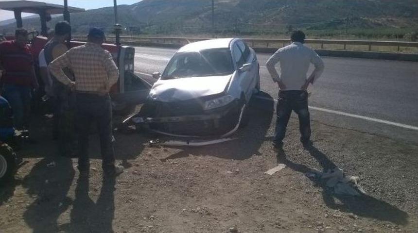 Otomobil Park Halindeki Trakt&ouml;re &Ccedil;arptı