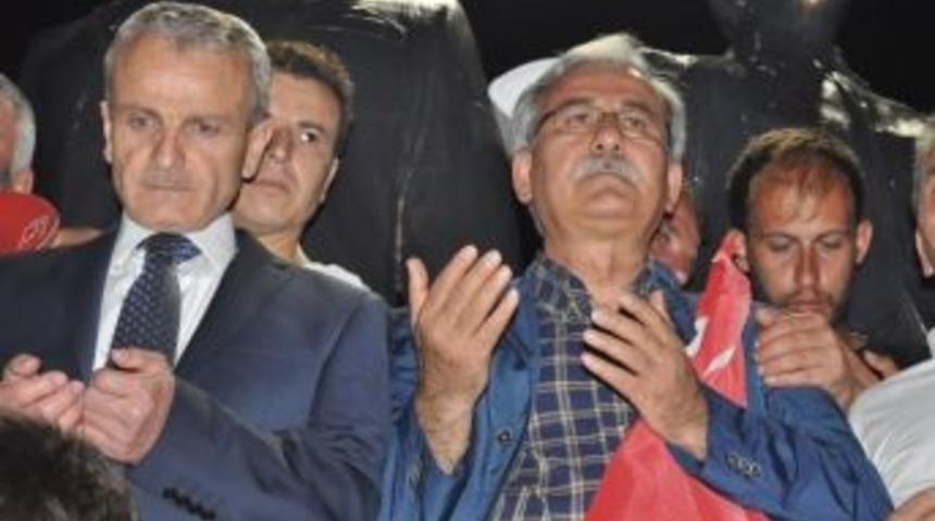 B&uuml; Rekt&ouml;r&uuml; Kaplan: &ldquo;darbe Girişimine Karşı Tek Y&uuml;rek Olalım&rdquo;