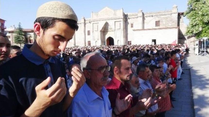 Aksaray&rsquo;da Şehitler İ&ccedil;in Gıyabi Cenaze Namazı Kılındı