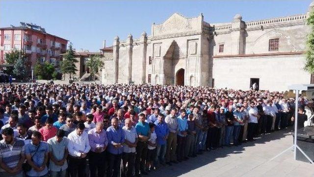 Aksaray’da Şehitler İçin Gıyabi Cenaze Namazı Kılındı