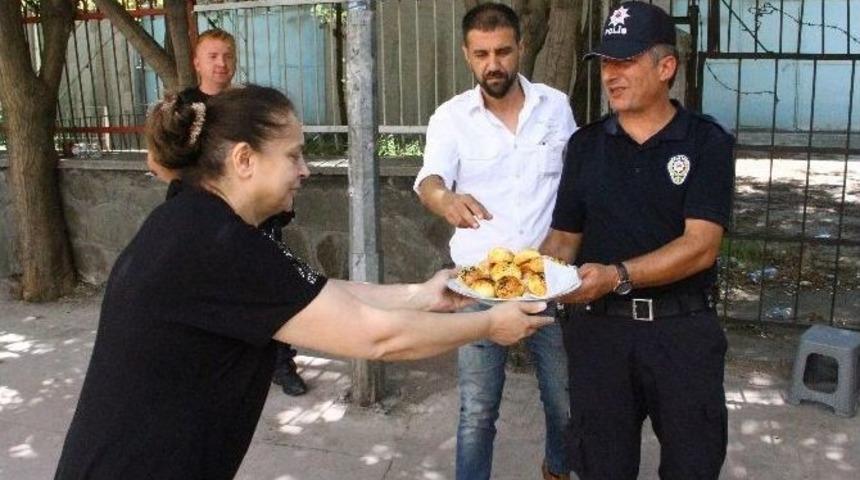 Samsunlu Vatandaşlardan Polise Pasta Ve B&ouml;rekli Moral