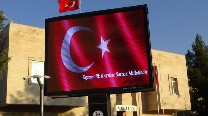 Diyarbakır Valiliği &Ouml;n&uuml;ndeki Billboardlarda &lsquo;egemenlik Kayıtsız Şartsız Milletindir&rsquo; Yazıldı
