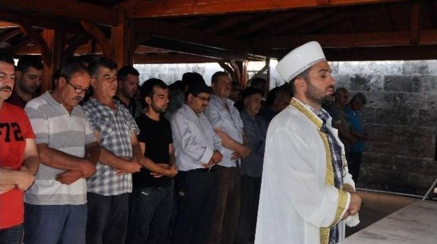 Şehitler İ&ccedil;in Gıyabi Cenaze Namazı Kılındı
