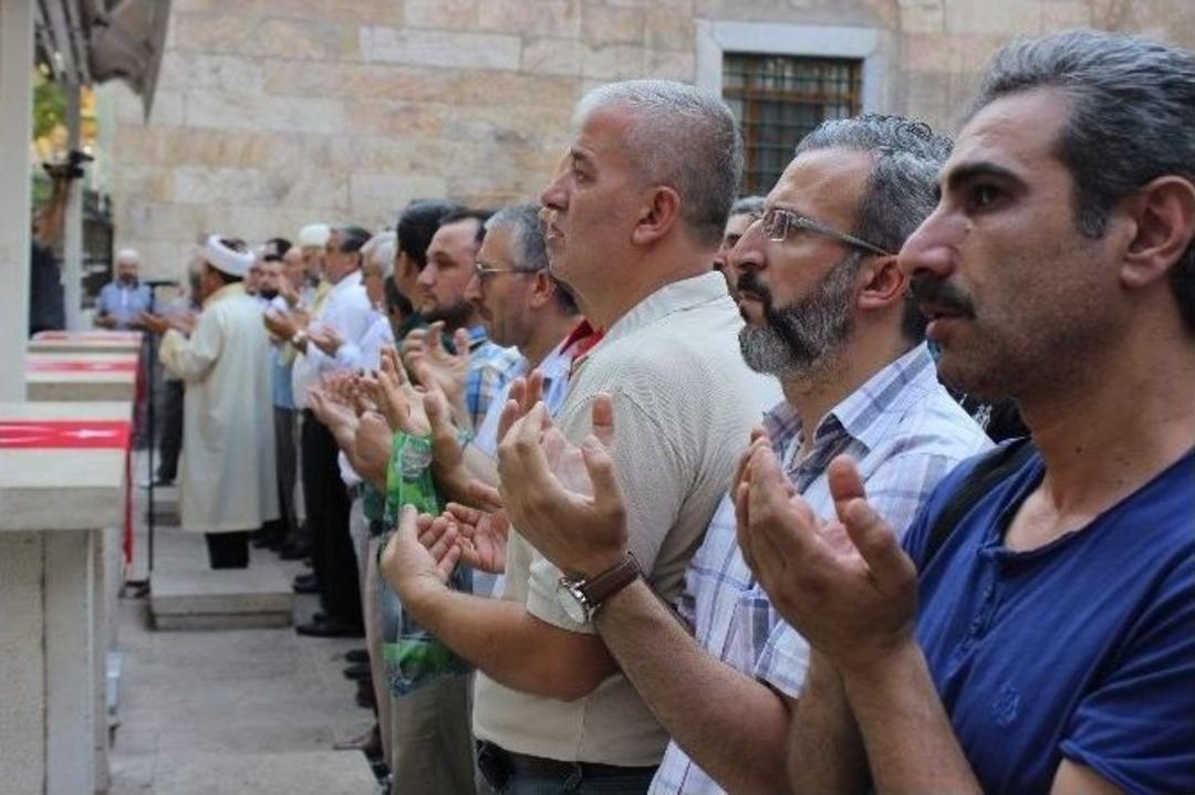 Bursa&rsquo;da Binler Hain Saldırıda Şehit Olanlar İ&ccedil;in Gıyabi Cenaze Namazı Kıldı