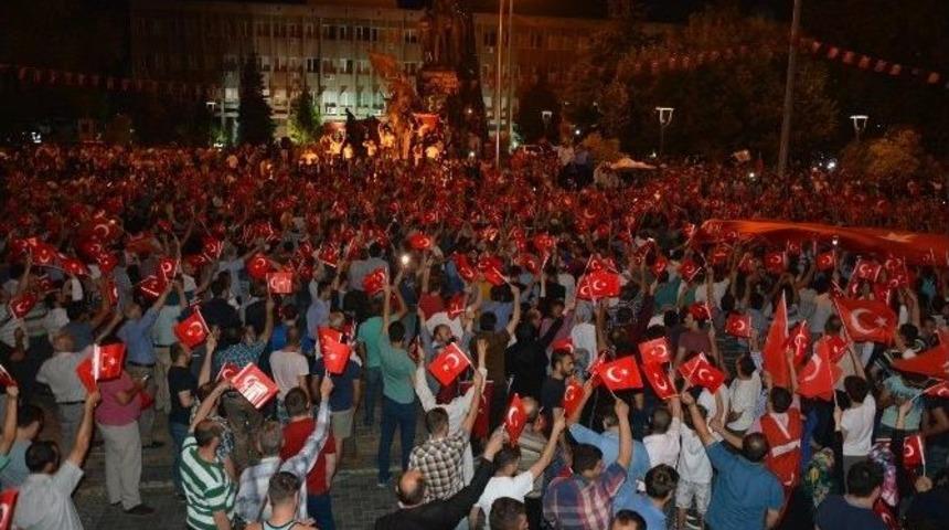 Uşak Darbe Girişimine Karşı Tek V&uuml;cut Oldu