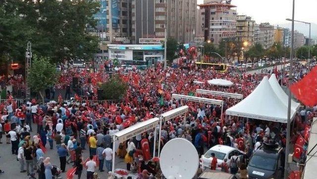 Bursa’da Onbinler Meydanlara İndi