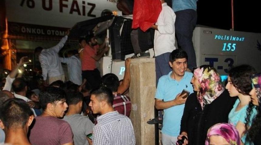 Polisleri &Ouml;p&uuml;p G&ouml;zyaşlarına Boğuldu