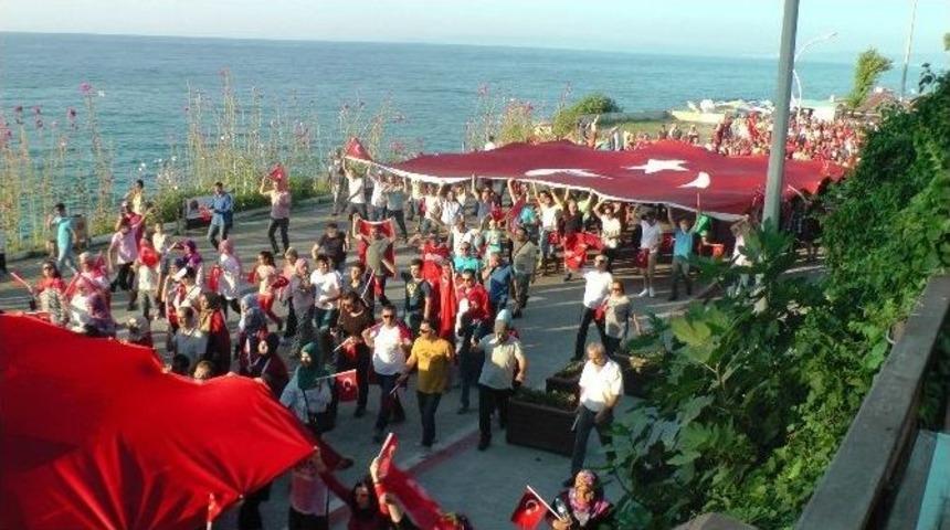 Ak&ccedil;akoca&rsquo;da 10 Bin Kişi Birlik Beraberlik İ&ccedil;in Y&uuml;r&uuml;d&uuml;