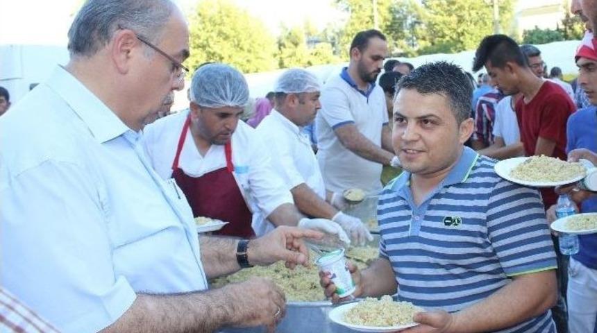 Adıyaman Belediyesi Vatandaşlara Pilav Ve Ayran Dağıttı