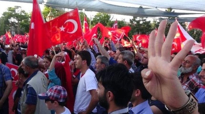 Erzincan Halkı Darbenin P&uuml;sk&uuml;rt&uuml;lmesini Kutladı