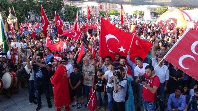 Erzincan Halkı Darbenin Püskürtülmesini Kutladı