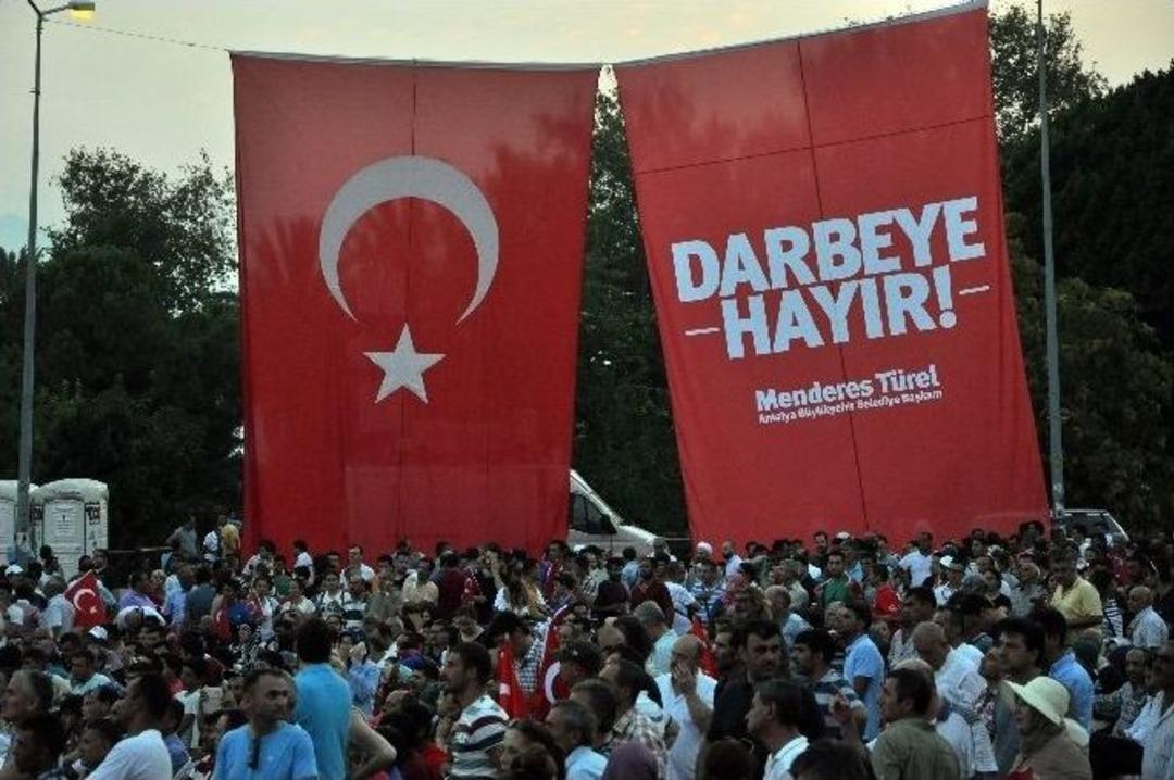 Antalya&rsquo;da Darbe Teşebb&uuml;s&uuml;ne Tepkiler Devam Ediyor