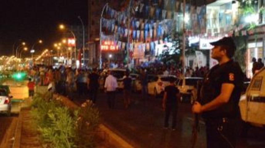 Diyarbakır&rsquo;da Ak Parti İl Binasında Toplanan Partililere Eyp&rsquo;li Saldırı Yapıldı