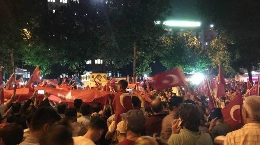 Vatan Caddesi&rsquo;nde Askeri Darbenin &Ouml;nlenmesi Coşkuyla Kutlanıyor