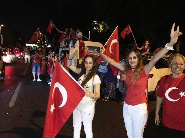 Vatan Caddesi’nde Askeri Darbenin Önlenmesi Coşkuyla Kutlanıyor