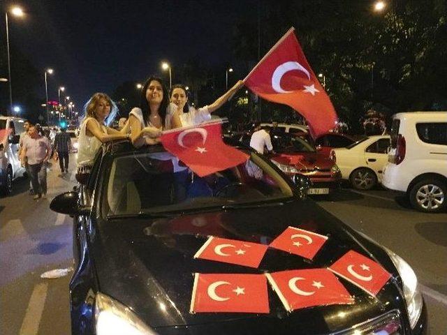 Vatan Caddesi’nde Askeri Darbenin Önlenmesi Coşkuyla Kutlanıyor