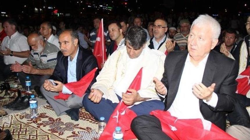 Meydanda Dualar Y&uuml;kseldi