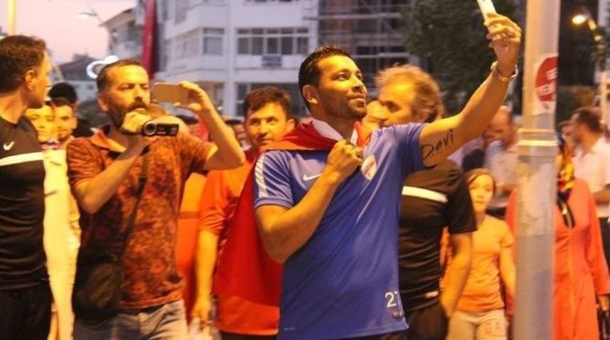 Dos Santos T&uuml;rk Bayrağıyla Y&uuml;r&uuml;d&uuml;