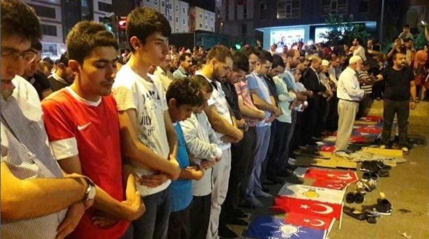 Batman&rsquo;da Darbe Girişiminde Hayatını Kaybedenler İ&ccedil;in Gıyabi Cenaze Namazı Kılındı