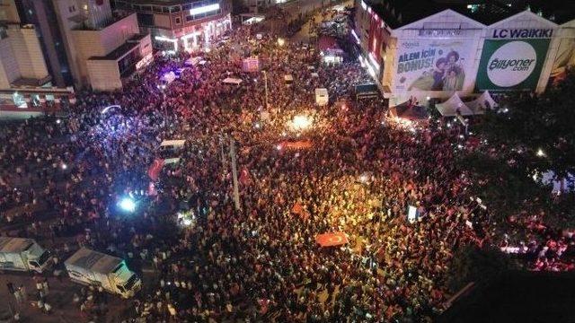 Sokağa İnen Onbinler Hep Bir Ağızdan İstiklal Marşı Okudu