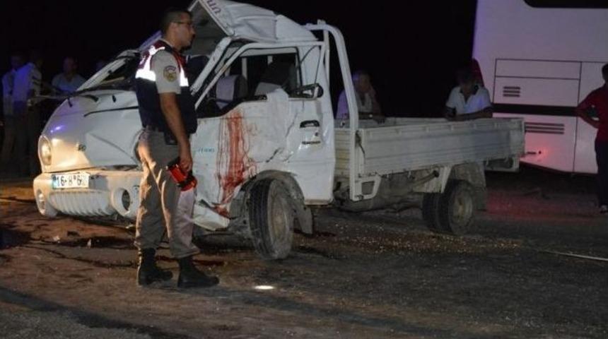 D&uuml;ğ&uuml;n Yolunda Kaza: 1 &Ouml;l&uuml;, 1 Yaralı