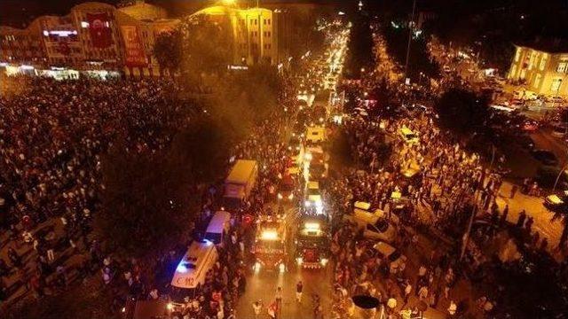 Sakarya’da 10 Binler Sokağa Döküldü