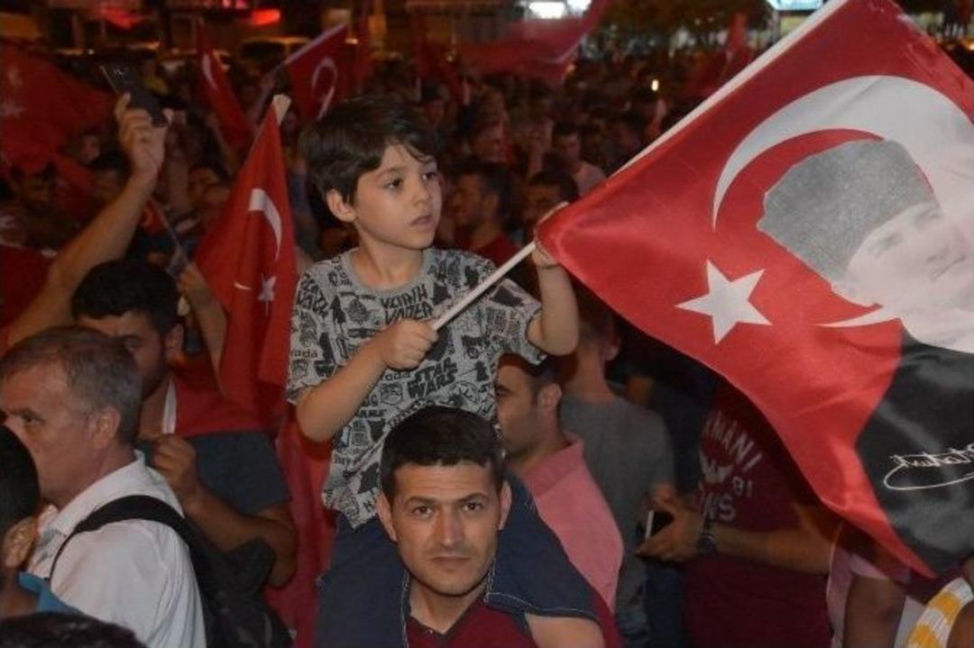 Akhisar&rsquo;da &rsquo;darbeye Hayır&rsquo; N&ouml;beti