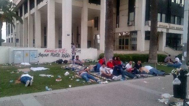 İzmirliler Darbe Girişimini Protesto Etti