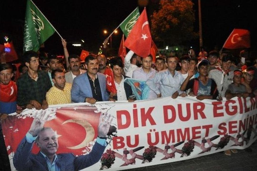 Muş&rsquo;ta Binlerce Vatandaştan Darbe Girişimi Tepkisi