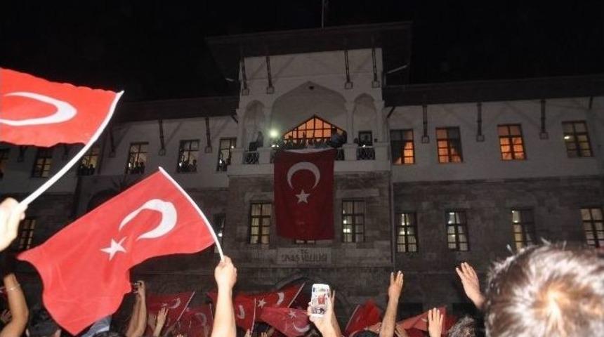 Sivas&rsquo;ta Binler Sokaklara Akın Etti