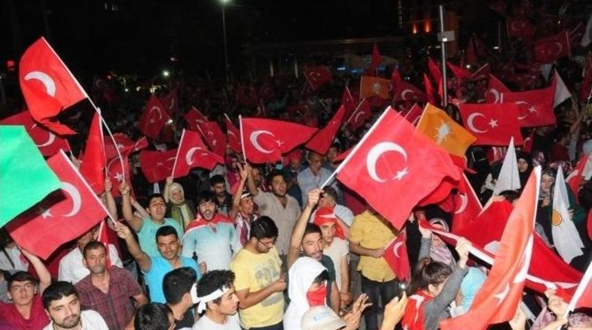 Vanlılar Demokrasi N&ouml;betinde