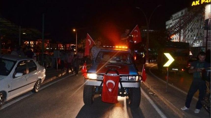 Kocaeli&rsquo;de Vatandaşlar Darbe Girişiminin P&uuml;sk&uuml;rt&uuml;lmesini Sokaklarda Kutluyor