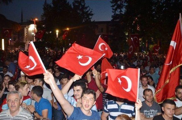 Kocaeli’de Vatandaşlar Darbe Girişiminin Püskürtülmesini Sokaklarda Kutluyor