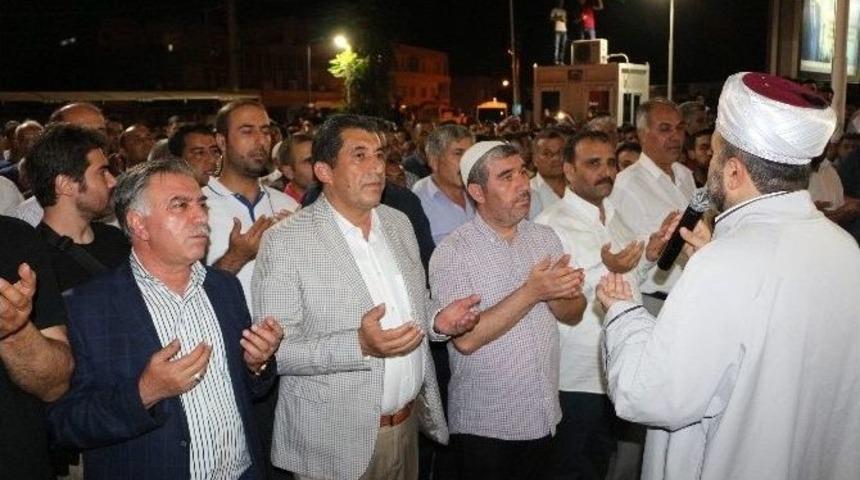 Demokrasi Şehitleri İ&ccedil;in Gıyabi Cenaze Namazı Kılındı